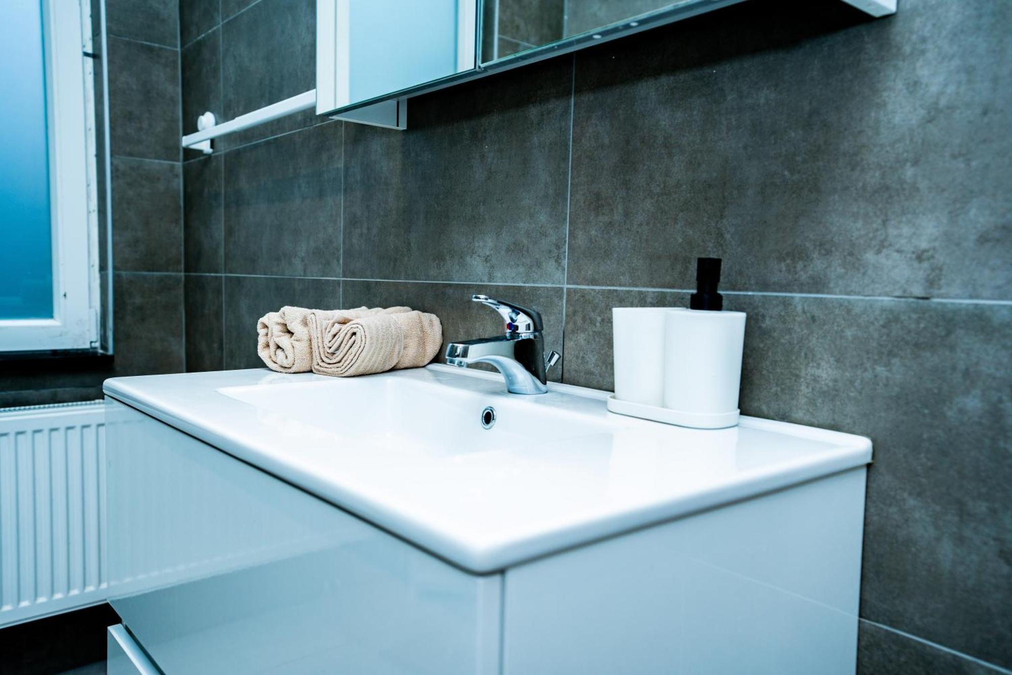 Chambre R0 Avec Salle De Bain Partagee Pres De L'Hopital De La Citadelle A リエージュ エクステリア 写真